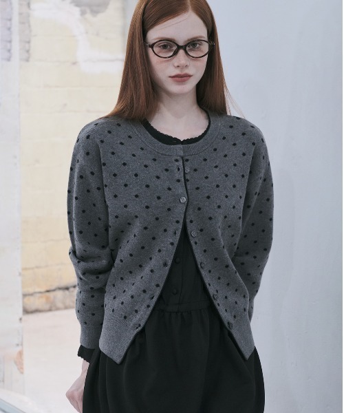 GENERAL IDEA（ジェネラルアイデア）の「semi loose fit dot cardigan セミルーズドットカーディガン（カーディガン/ボレロ・レディース・オリーブ/ブラック/チャコール・L/M/S）」の16枚目の写真