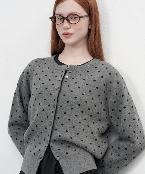 GENERAL IDEA（ジェネラルアイデア）の「semi loose fit dot cardigan セミルーズドットカーディガン（カーディガン/ボレロ・レディース・オリーブ/ブラック/チャコール・L/M/S）」の15枚目の写真