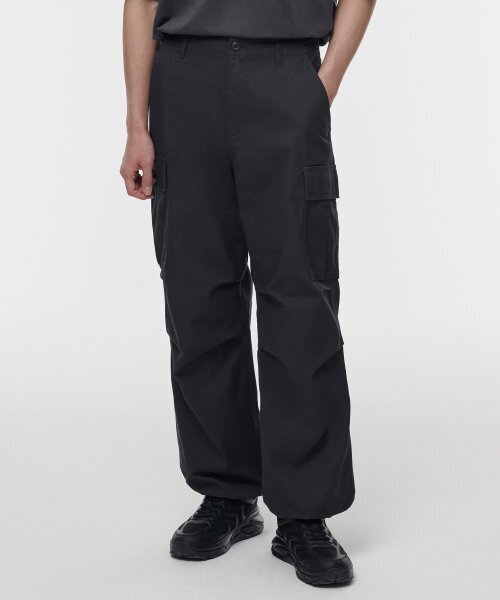 MUSINSA STANDARD（ムシンサスタンダード）の「コットンパラシュートカーゴパンツ[ダークグレー]（スウェットパンツ・メンズ・その他・40/38/42/36/27/28/29/34/32/30/31/33/26）」の2枚目の写真