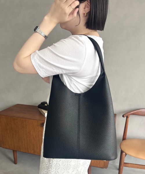 31 Sons de mode(トランテアン ソン ドゥ モード)の「ショルダーホーボーバッグ(ハンドバッグ・レディース・ホワイト/ブラック・フリ-)」の1枚目の写真