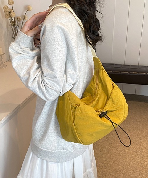 Miniministore(ミニミニストア)の「ショルダーバッグ ナイロン 無地 軽量(ショルダーバッグ・レディース・カーキ/イエロー/オレンジ/アイボリー/ブラック・FREE)」の4枚目の写真
