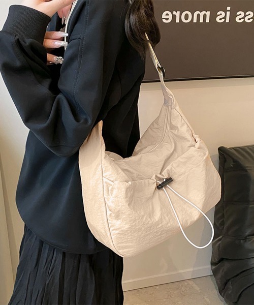 Miniministore(ミニミニストア)の「ショルダーバッグ ナイロン 無地 軽量(ショルダーバッグ・レディース・カーキ/イエロー/オレンジ/アイボリー/ブラック・FREE)」の2枚目の写真