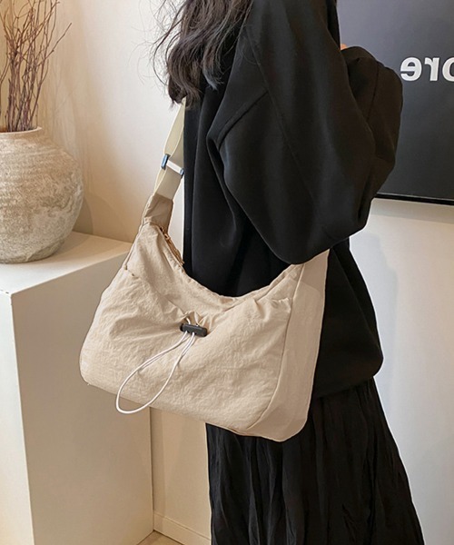 Miniministore(ミニミニストア)の「ショルダーバッグ ナイロン 無地 軽量(ショルダーバッグ・レディース・カーキ/イエロー/オレンジ/アイボリー/ブラック・FREE)」の11枚目の写真