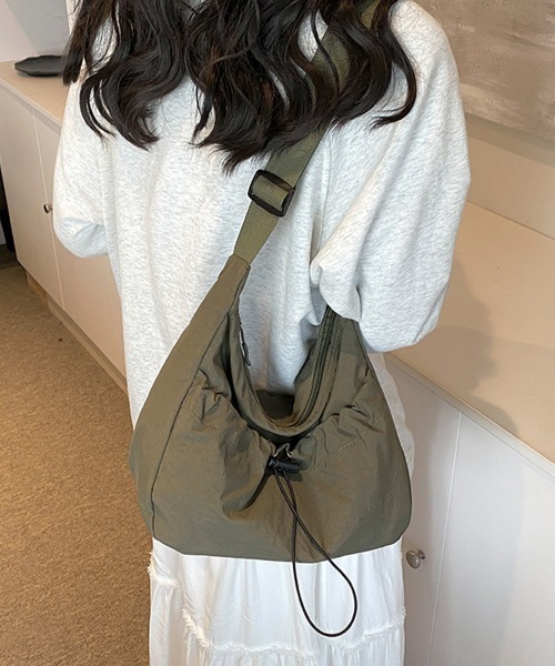 Miniministore(ミニミニストア)の「ショルダーバッグ ナイロン 無地 軽量(ショルダーバッグ・レディース・カーキ/イエロー/オレンジ/アイボリー/ブラック・FREE)」の12枚目の写真