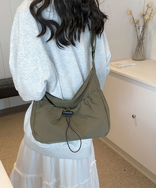 Miniministore(ミニミニストア)の「ショルダーバッグ ナイロン 無地 軽量(ショルダーバッグ・レディース・カーキ/イエロー/オレンジ/アイボリー/ブラック・FREE)」の13枚目の写真