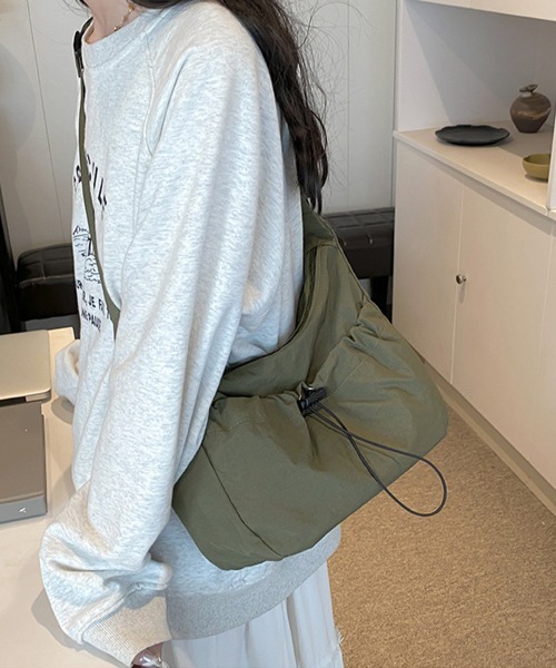Miniministore(ミニミニストア)の「ショルダーバッグ ナイロン 無地 軽量(ショルダーバッグ・レディース・カーキ/イエロー/オレンジ/アイボリー/ブラック・FREE)」の14枚目の写真