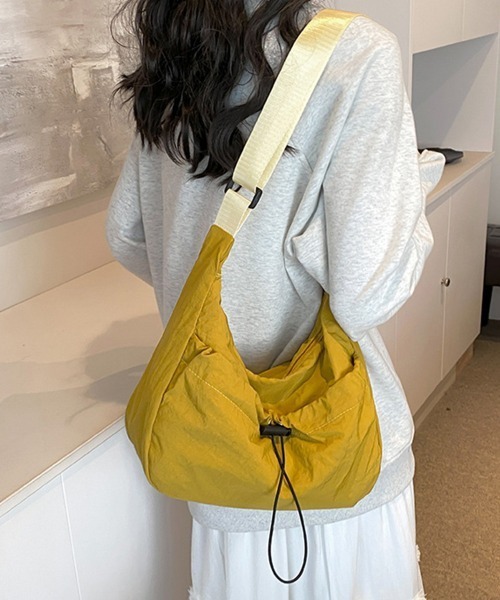 Miniministore(ミニミニストア)の「ショルダーバッグ ナイロン 無地 軽量(ショルダーバッグ・レディース・カーキ/イエロー/オレンジ/アイボリー/ブラック・FREE)」の16枚目の写真