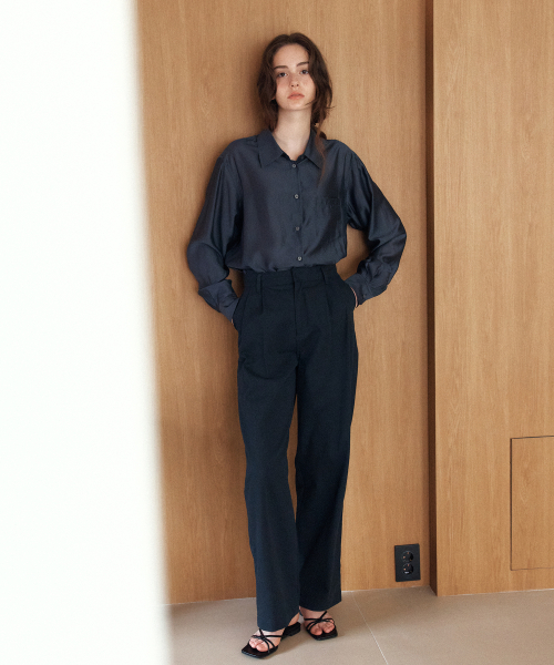 YUPPE(ヨッペ)の「TUCKED COTTON PANTS_NAVY(その他パンツ・レディース・その他・SMALL/MEDIUM)」の4枚目の写真