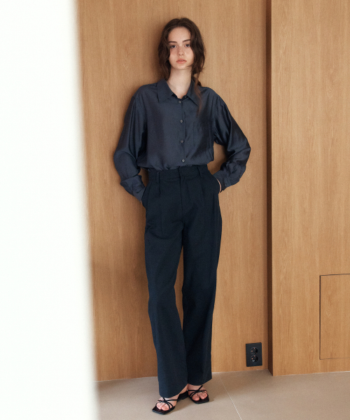YUPPE(ヨッペ)の「TUCKED COTTON PANTS_NAVY(その他パンツ・レディース・その他・SMALL/MEDIUM)」の5枚目の写真