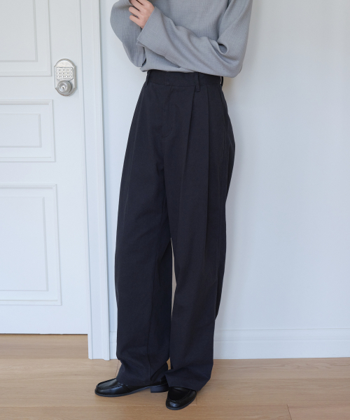 YUPPE(ヨッペ)の「TUCKED COTTON PANTS_NAVY(その他パンツ・レディース・その他・SMALL/MEDIUM)」の2枚目の写真