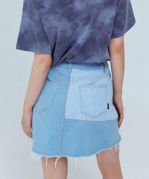 LEEJEE(リジ)の「パッチライトブルーデニムショートスカート(スカート・レディース・その他・SMALL/MEDIUM)」の3枚目の写真