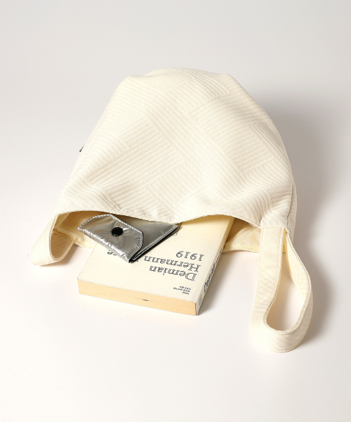 YELLOWSTONE(イエローストーン)の「Embossing Dumpling wrist bag - Stripe Ivory(トートバッグ・レディース・その他・FREE)」の5枚目の写真