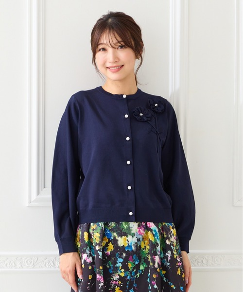 Rose Tiara(ローズティアラ)の「立体フラワーモチーフニットカーディガン(カーディガン/ボレロ・レディース・ピンク/ネイビー/オフホワイト・38/42/46)」の2枚目の写真