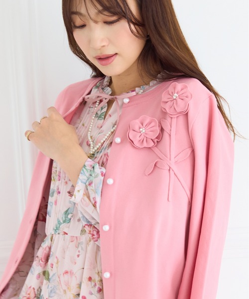 Rose Tiara(ローズティアラ)の「立体フラワーモチーフニットカーディガン(カーディガン/ボレロ・レディース・ピンク/ネイビー/オフホワイト・38/42/46)」の3枚目の写真