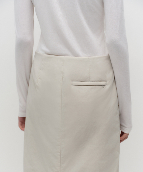 MUSINSA STANDARD WOMAN（ムシンサスタンダードウーマン）の「ウィメンズパディッドマキシスカート[ダスティクリーム]（スカート・レディース・その他・S/M/L）」の5枚目の写真