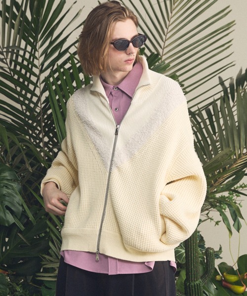 MAISON SPECIAL(メゾンスペシャル)の「《UNISEX》Prime-Over V-neck Panel Switching Drivers Knit Blouson/プライムオーバーV切替ドライバーズニットブルゾン【MAISON SPECIAL/メゾンスペシャル】(カーディガン/ボレロ・メンズ・アイボリー/ブラック・0/1/2)」の1枚目の写真