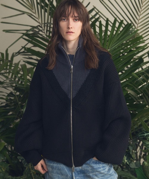 MAISON SPECIAL(メゾンスペシャル)の「《UNISEX》Prime-Over V-neck Panel Switching Drivers Knit Blouson/プライムオーバーV切替ドライバーズニットブルゾン【MAISON SPECIAL/メゾンスペシャル】(カーディガン/ボレロ・メンズ・アイボリー/ブラック・0/1/2)」の2枚目の写真