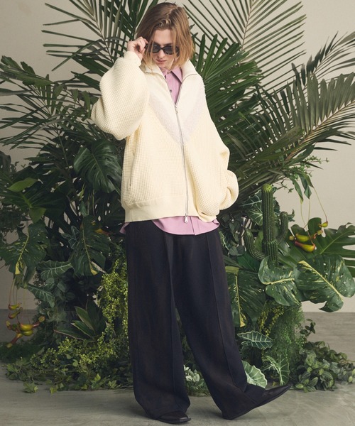 MAISON SPECIAL(メゾンスペシャル)の「《UNISEX》Prime-Over V-neck Panel Switching Drivers Knit Blouson/プライムオーバーV切替ドライバーズニットブルゾン【MAISON SPECIAL/メゾンスペシャル】(カーディガン/ボレロ・メンズ・アイボリー/ブラック・0/1/2)」の4枚目の写真
