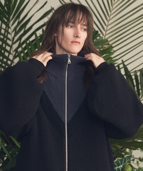 MAISON SPECIAL(メゾンスペシャル)の「《UNISEX》Prime-Over V-neck Panel Switching Drivers Knit Blouson/プライムオーバーV切替ドライバーズニットブルゾン【MAISON SPECIAL/メゾンスペシャル】(カーディガン/ボレロ・メンズ・アイボリー/ブラック・0/1/2)」の8枚目の写真