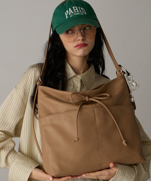 BONLECILL Marche(ボンルシールマルシェ)の「【BONLECILL Marche】《A4収納》リボンホーボーバッグ(ショルダーバッグ・レディース・ベージュ/モカ/ブラック・FREE)」の3枚目の写真