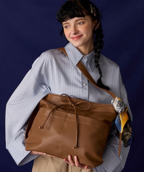 BONLECILL Marche(ボンルシールマルシェ)の「【BONLECILL Marche】《A4収納》リボンホーボーバッグ(ショルダーバッグ・レディース・ベージュ/モカ/ブラック・FREE)」の2枚目の写真