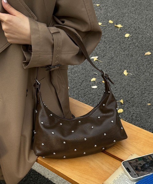 mebole（メボレ）の「Stud Dot Shoulder Bag（ショルダーバッグ・レディース・ブラック/ブラウン/ホワイト・FREE）」の3枚目の写真
