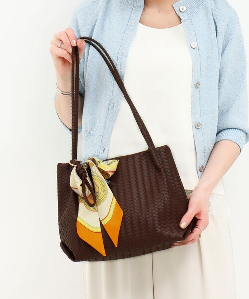 MICO COULIER(ミコクリエ)の「編み柄型押しトートバッグ(トートバッグ・レディース・アイボリー/ブラウン・FREE)」の2枚目の写真