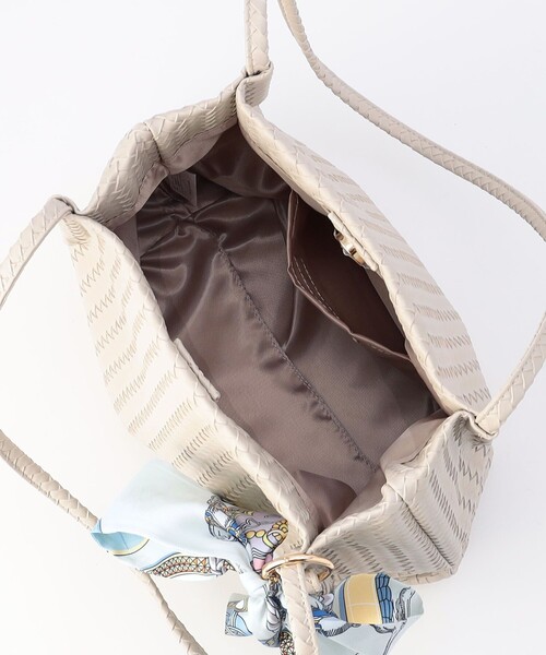 MICO COULIER(ミコクリエ)の「編み柄型押しトートバッグ(トートバッグ・レディース・アイボリー/ブラウン・FREE)」の16枚目の写真