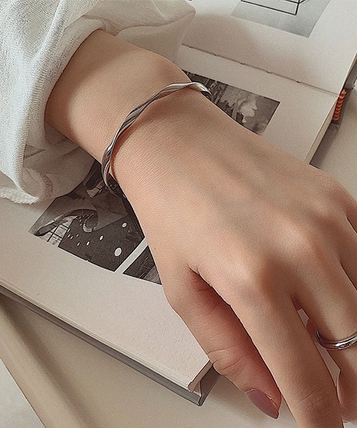 VIBGYOR(ヴィブジョー)の「シルバーツイストブレスレット/バングル/レディース(T3)(バングル/リストバンド・レディース・シルバー・FREE)」の1枚目の写真