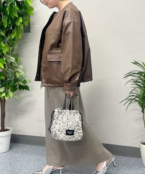 Right-on(ライトオン)の「【HONEYSUCKLE ROSE】フェイクレザーノーカラージャケット (女性らしいシルエット / 軽やかデザイン / 甘辛ミックス)(ノーカラージャケット・レディース・オフホワイト/ブラック/ブラウン・M/L)」の15枚目の写真