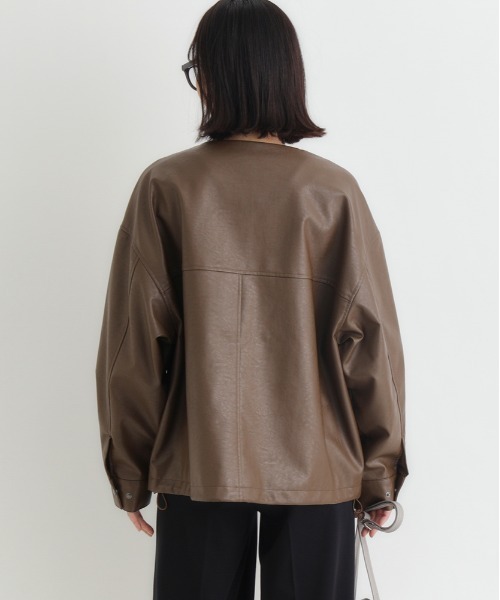 Right-on(ライトオン)の「【HONEYSUCKLE ROSE】フェイクレザーノーカラージャケット (女性らしいシルエット / 軽やかデザイン / 甘辛ミックス)(ノーカラージャケット・レディース・オフホワイト/ブラック/ブラウン・M/L)」の17枚目の写真