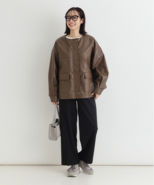 Right-on(ライトオン)の「【HONEYSUCKLE ROSE】フェイクレザーノーカラージャケット (女性らしいシルエット / 軽やかデザイン / 甘辛ミックス)(ノーカラージャケット・レディース・オフホワイト/ブラック/ブラウン・M/L)」の19枚目の写真