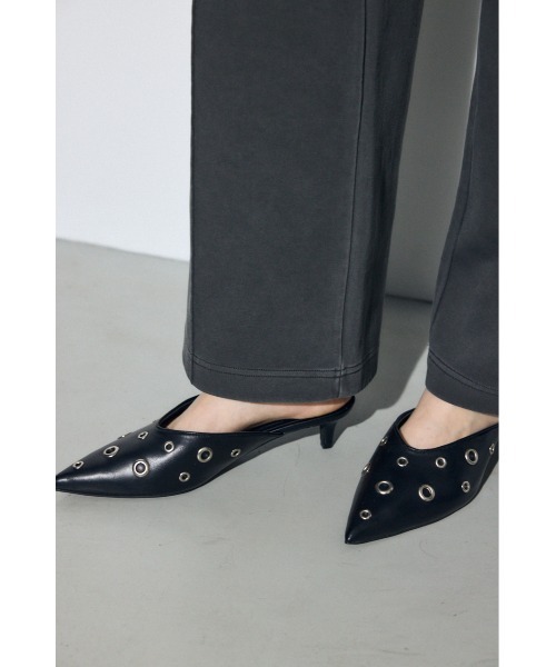 AZUL by moussy(アズールバイマウジー)の「ハトメデザインミュール 靴(サンダル・レディース・キャメル/ブラック・LARGE/MEDIUM/SMALL)」の3枚目の写真