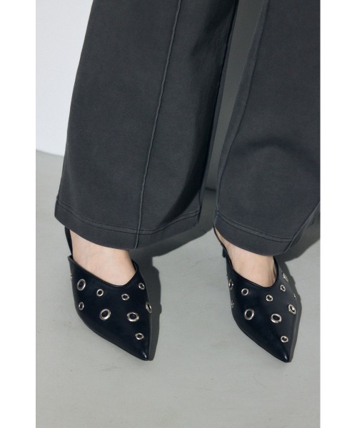 AZUL by moussy(アズールバイマウジー)の「ハトメデザインミュール 靴(サンダル・レディース・キャメル/ブラック・LARGE/MEDIUM/SMALL)」の4枚目の写真