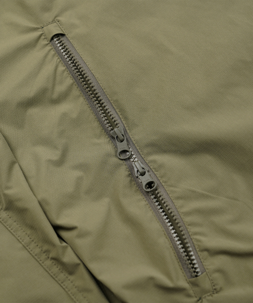FRIZMWORKS(フリズムワークス)の「MICRO RIPSTOP ANORAK _ LIGHT OLIVE(ナイロンジャケット・メンズ・その他・SMALL/MEDIUM/LARGE/X-LARGE)」の5枚目の写真