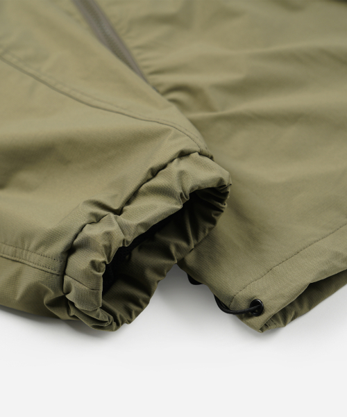 FRIZMWORKS(フリズムワークス)の「MICRO RIPSTOP ANORAK _ LIGHT OLIVE(ナイロンジャケット・メンズ・その他・SMALL/MEDIUM/LARGE/X-LARGE)」の7枚目の写真