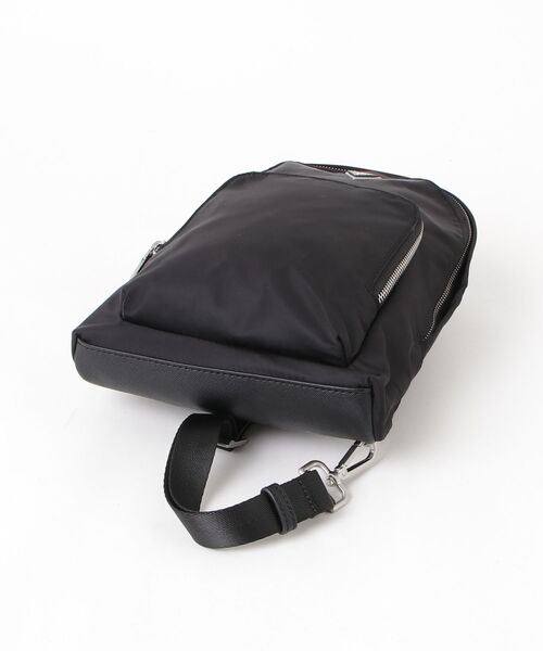 Guess（ゲス）の「MILANO Backpack Crossbody ショルダーバッグ ボディバッグ メンズバッグ（ショルダーバッグ・メンズ・ブラック・ONE SIZE）」の4枚目の写真