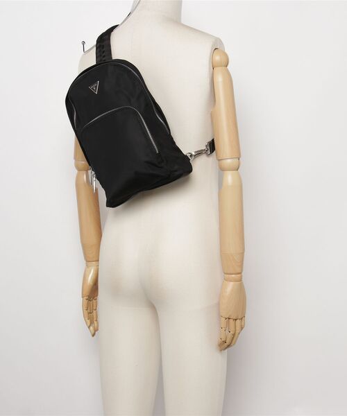 Guess（ゲス）の「MILANO Backpack Crossbody ショルダーバッグ ボディバッグ メンズバッグ（ショルダーバッグ・メンズ・ブラック・ONE SIZE）」の2枚目の写真