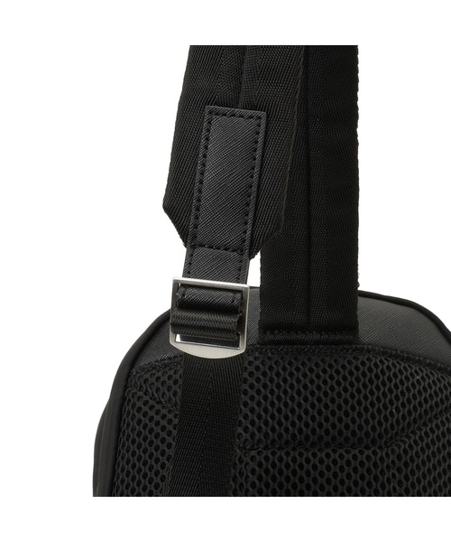 Guess（ゲス）の「MILANO Backpack Crossbody ショルダーバッグ ボディバッグ メンズバッグ（ショルダーバッグ・メンズ・ブラック・ONE SIZE）」の8枚目の写真