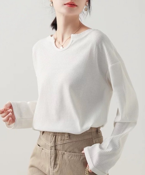 Beststore(ベストストア)の「【シンプルでこなれ感】ワッフル素材 キーネック長袖プルオーバー ゆったりシルエット(Tシャツ/カットソー・レディース・ブラック/アイボリー/ホワイト/セージグリーン・M/L)」の2枚目の写真