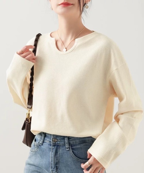 Beststore(ベストストア)の「【シンプルでこなれ感】ワッフル素材 キーネック長袖プルオーバー ゆったりシルエット(Tシャツ/カットソー・レディース・ブラック/アイボリー/ホワイト/セージグリーン・M/L)」の3枚目の写真