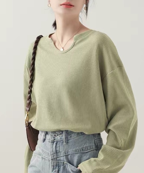 Beststore(ベストストア)の「【シンプルでこなれ感】ワッフル素材 キーネック長袖プルオーバー ゆったりシルエット(Tシャツ/カットソー・レディース・ブラック/アイボリー/ホワイト/セージグリーン・M/L)」の1枚目の写真