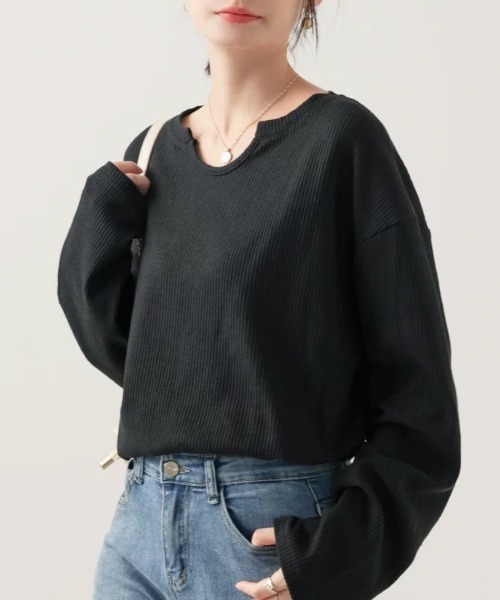 Beststore(ベストストア)の「【シンプルでこなれ感】ワッフル素材 キーネック長袖プルオーバー ゆったりシルエット(Tシャツ/カットソー・レディース・ブラック/アイボリー/ホワイト/セージグリーン・M/L)」の4枚目の写真