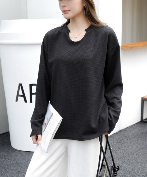 Beststore(ベストストア)の「【シンプルでこなれ感】ワッフル素材 キーネック長袖プルオーバー ゆったりシルエット(Tシャツ/カットソー・レディース・ブラック/アイボリー/ホワイト/セージグリーン・M/L)」の5枚目の写真