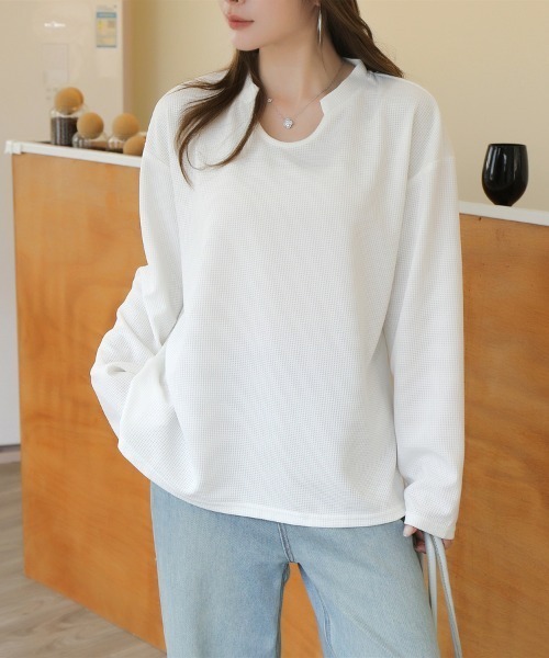 Beststore(ベストストア)の「【シンプルでこなれ感】ワッフル素材 キーネック長袖プルオーバー ゆったりシルエット(Tシャツ/カットソー・レディース・ブラック/アイボリー/ホワイト/セージグリーン・M/L)」の13枚目の写真