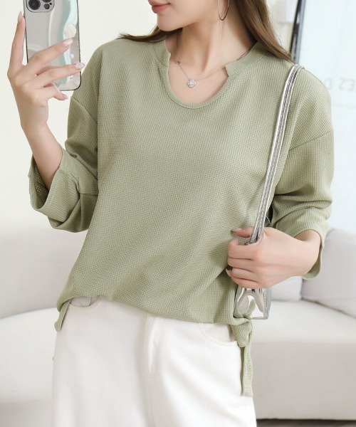 Beststore(ベストストア)の「【シンプルでこなれ感】ワッフル素材 キーネック長袖プルオーバー ゆったりシルエット(Tシャツ/カットソー・レディース・ブラック/アイボリー/ホワイト/セージグリーン・M/L)」の21枚目の写真