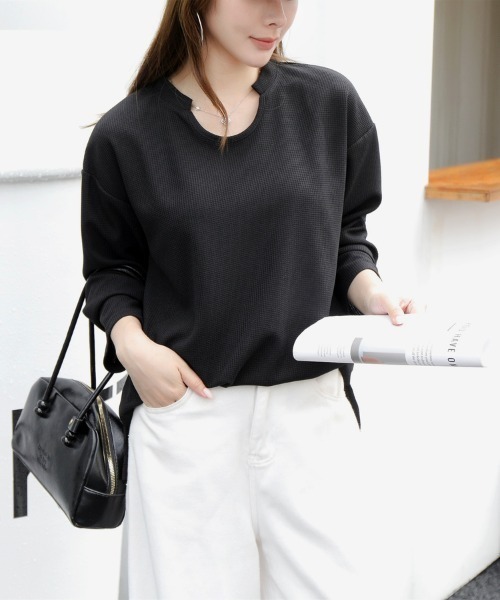 Beststore(ベストストア)の「【シンプルでこなれ感】ワッフル素材 キーネック長袖プルオーバー ゆったりシルエット(Tシャツ/カットソー・レディース・ブラック/アイボリー/ホワイト/セージグリーン・M/L)」の6枚目の写真