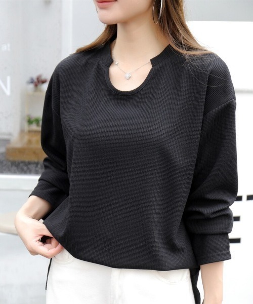 Beststore(ベストストア)の「【シンプルでこなれ感】ワッフル素材 キーネック長袖プルオーバー ゆったりシルエット(Tシャツ/カットソー・レディース・ブラック/アイボリー/ホワイト/セージグリーン・M/L)」の7枚目の写真