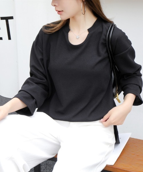Beststore(ベストストア)の「【シンプルでこなれ感】ワッフル素材 キーネック長袖プルオーバー ゆったりシルエット(Tシャツ/カットソー・レディース・ブラック/アイボリー/ホワイト/セージグリーン・M/L)」の10枚目の写真