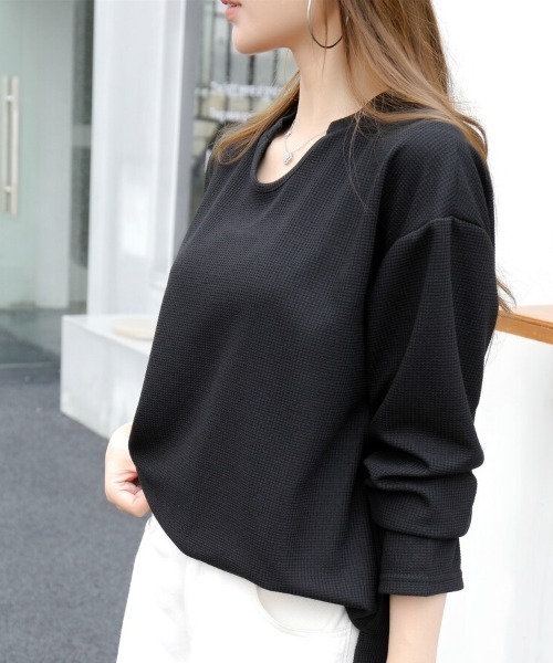 Beststore(ベストストア)の「【シンプルでこなれ感】ワッフル素材 キーネック長袖プルオーバー ゆったりシルエット(Tシャツ/カットソー・レディース・ブラック/アイボリー/ホワイト/セージグリーン・M/L)」の11枚目の写真